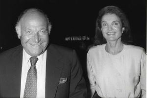 Jackie Onassis, Maurice Templesman 1989 NYC.jpg